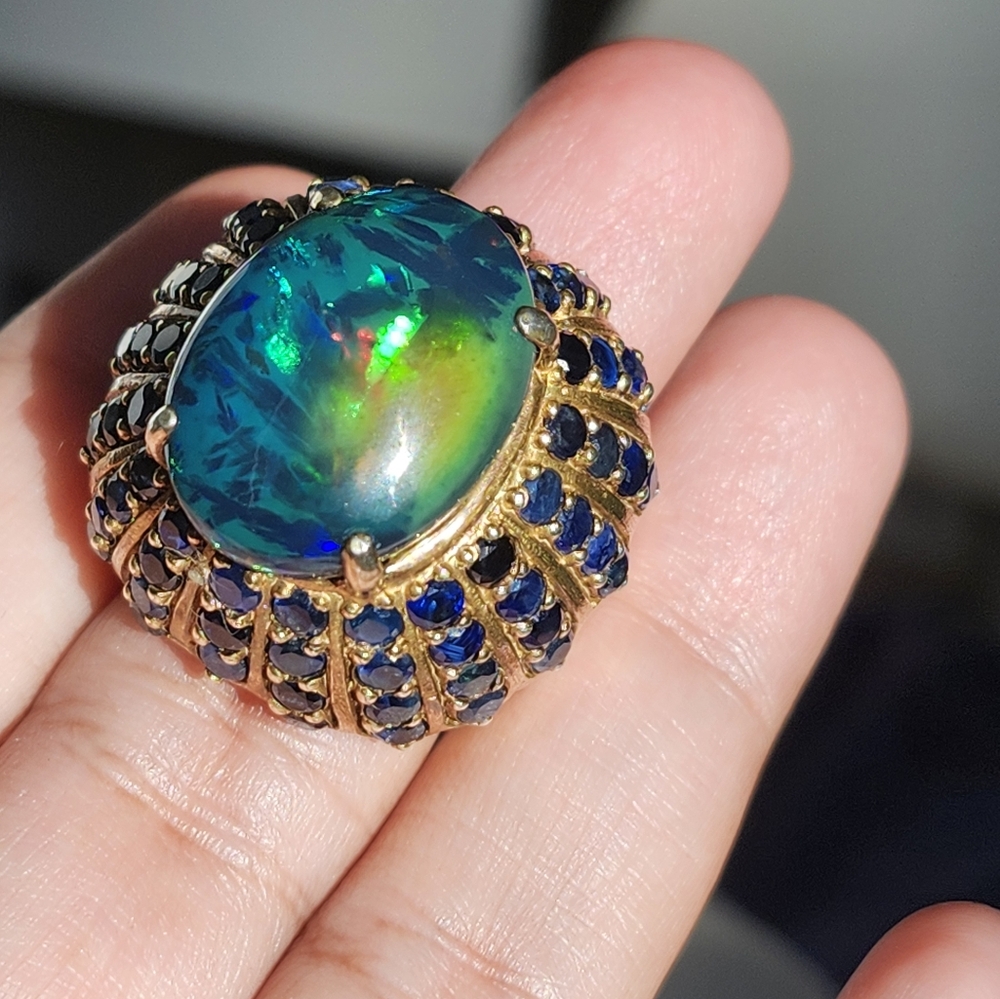 Very Beautiful Antiqe Ring With Natral Stones.
